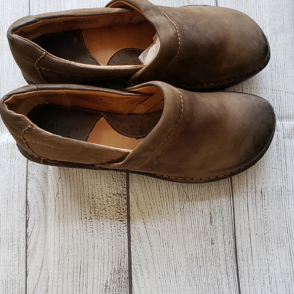 Pre owned leather BORN clogs in size 8. - Picture 5 of 8